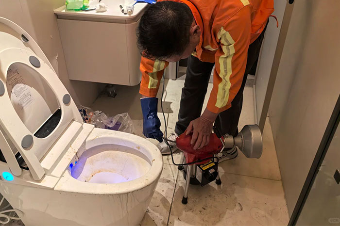 师傅上门疏通维修马桶